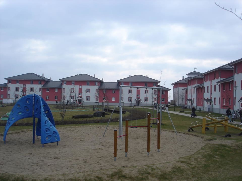 Teil der Häuser mit Spielplatz davor BEECH Resort Boltenhagen