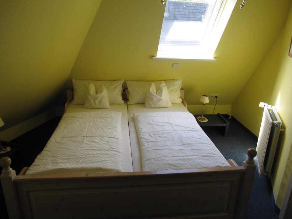 Doppelbett im Standardzimmer Hotel Am Südwäldchen