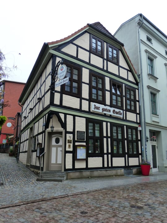 Eingang zum Restaurant Gasthaus Zur guten Quelle