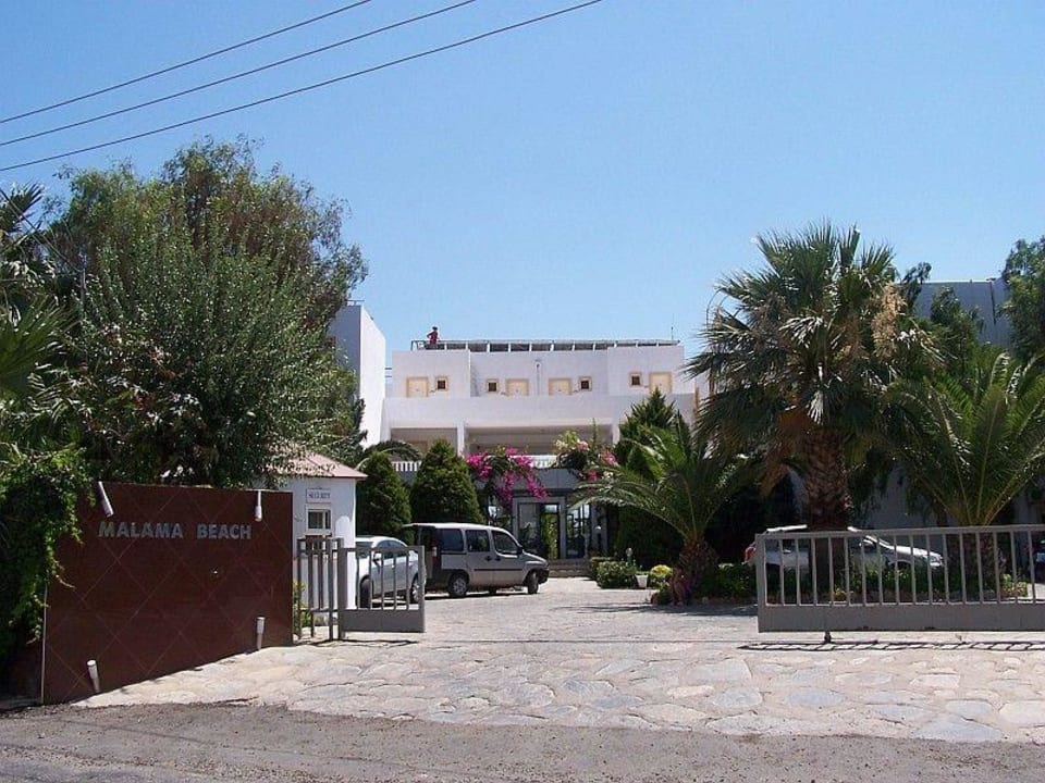 Wejście do hotelu Charm Beach Hotel