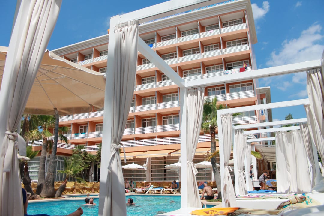 Hotelansicht vom Pool allsun Hotel Cormoran