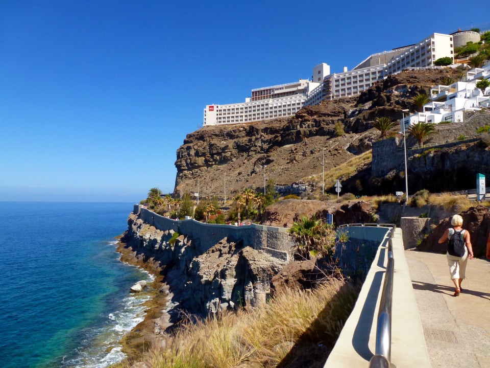 Das Hotel steht auf einem Felsen  Hotel Riu Vistamar