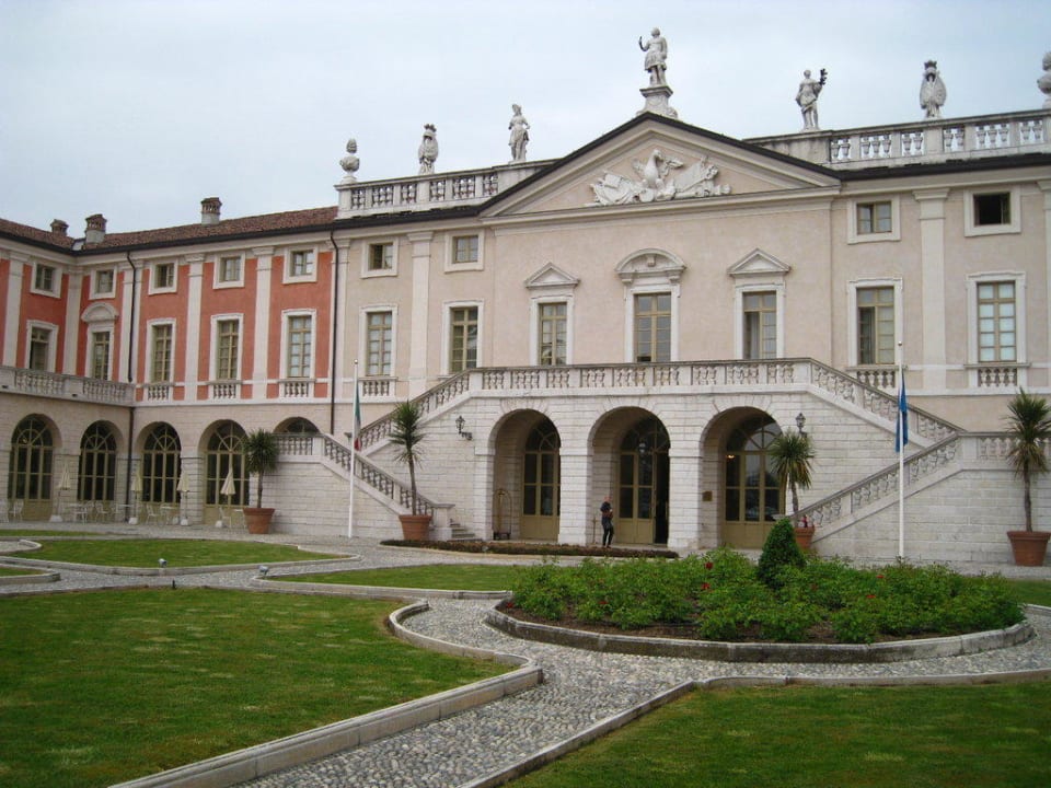 Außenansicht Villa Fenaroli Palace