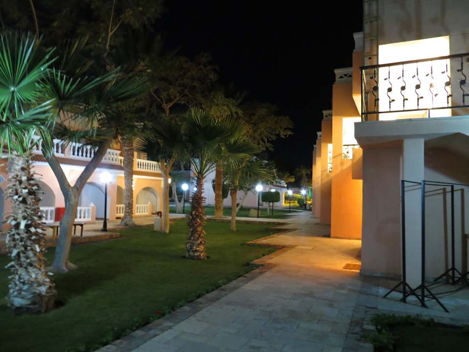 Zwischen Blöcken Beach Albatros Resort