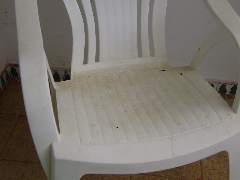 Dreckige Bestuhlung auf meiner terrasse Hotel El Mouradi Cap Mahdia