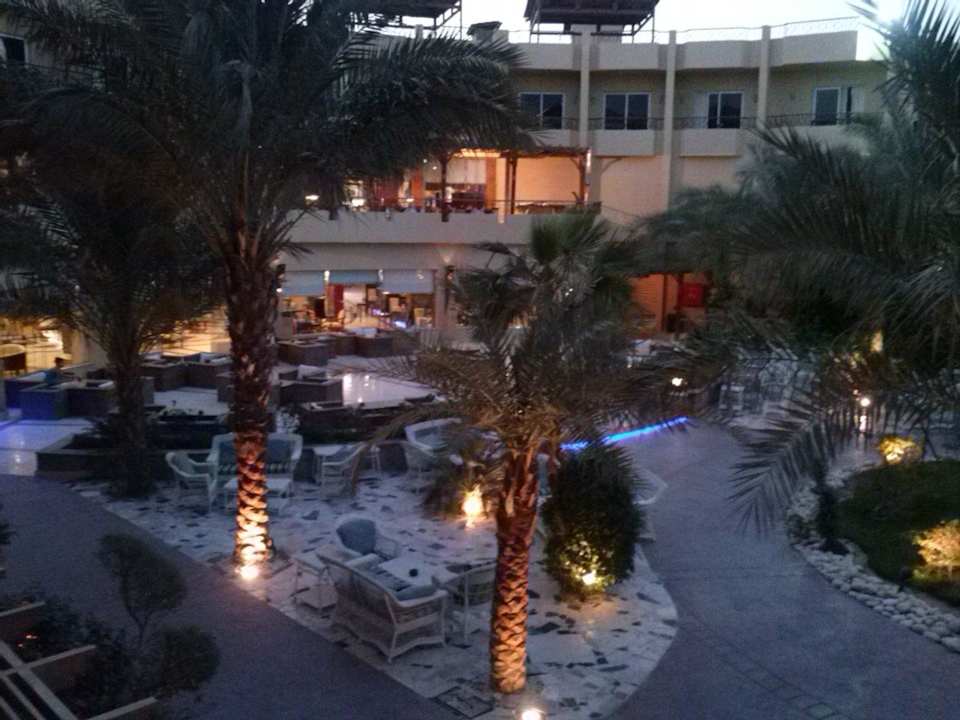 Widok  z 1 piętra na restaurację i ogród Amwaj Beach Club Abu Soma Resort