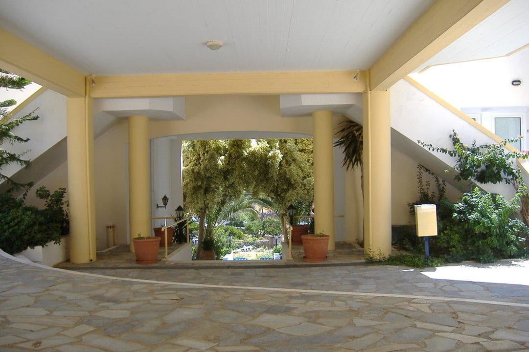 Ausgang zum Strand Hotel Alexander House