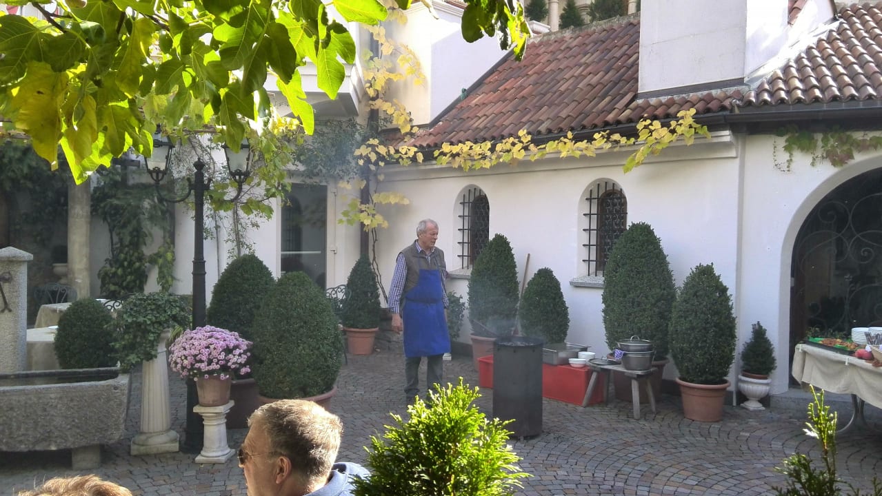 Herr Schuler beim Törgelen rösten Vitalpina Hotel Schulerhof