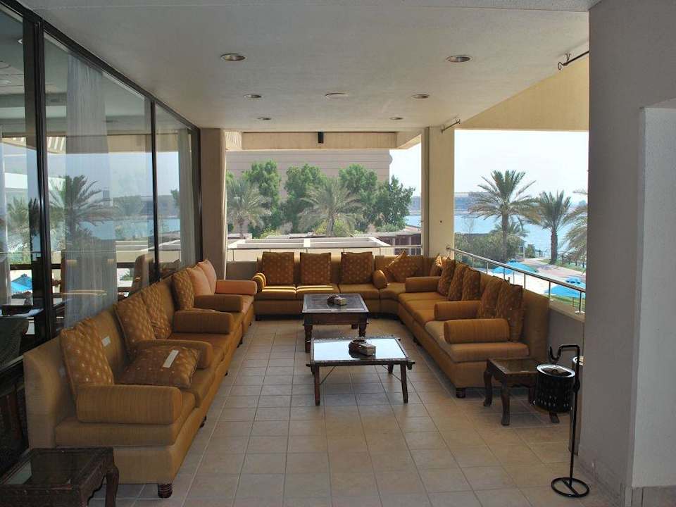 Terrasse mit Sitzmöglichkeiten Hilton Garden Inn Ras Al Khaimah