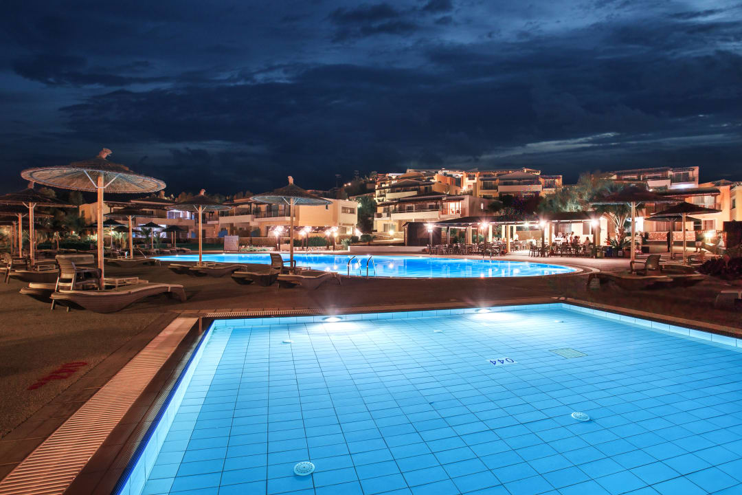 Pool Grand Blue Beach Hotel