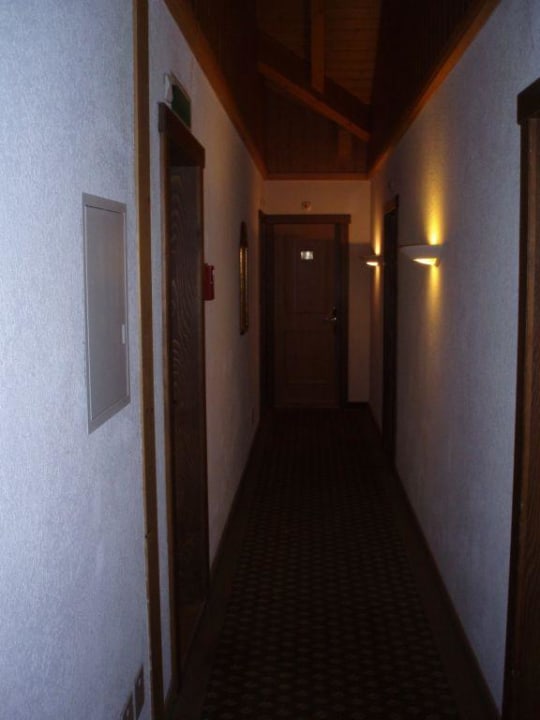 Gang im alten Hotelteil Waldhotel Doldenhorn & Landgasthof Ruedihus