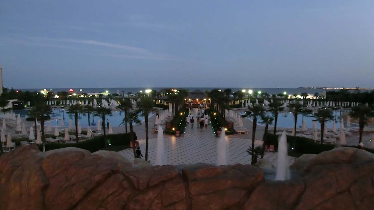 Abends von der Hotelterrasse über Pool zum Meer  DIT Majestic Beach Resort