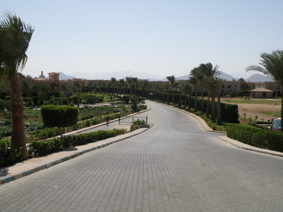 Widok z budynku głównego w stronę bramy wyjazdowej Charmillion Club Resort