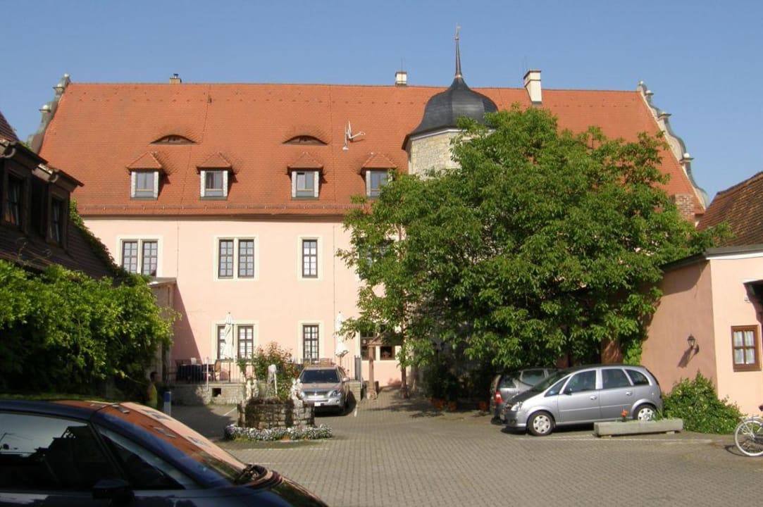 Hof mit Terrasse und Parkplatz Hotel Vier Jahreszeiten