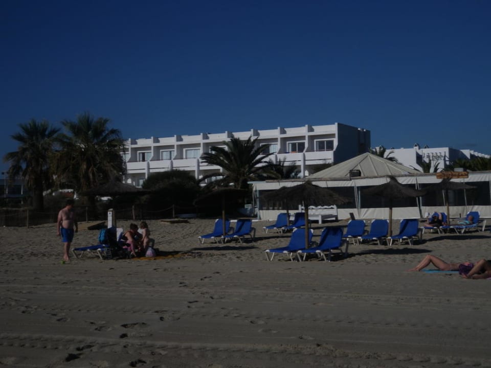 Blick vom Strand auf das Hotel Grand Palladium White Island Resort & Spa