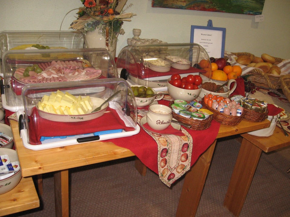 Frühstücksbüffet  Keramik Hotel Rheinsberg