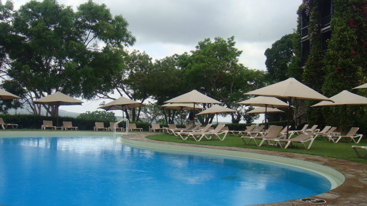 Бассейн Taita Hills Safari Resort & Spa