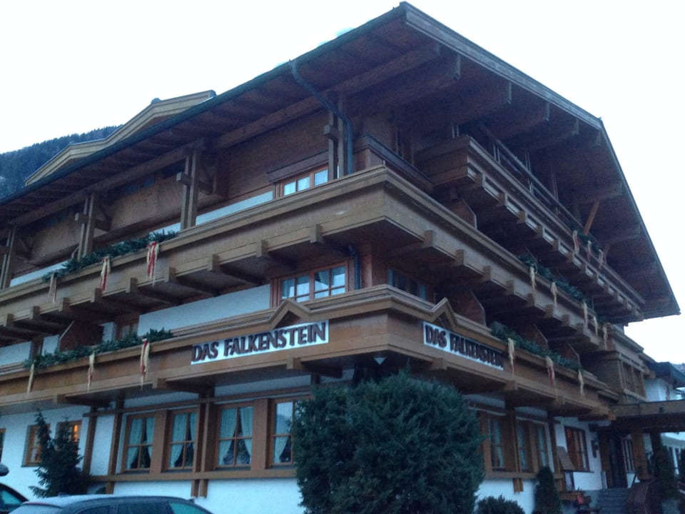 Blick vom Parkplatz auf das Hotel Das Falkenstein