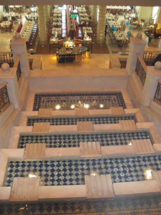Blick von der Lobby ins Hauptrestaurant Jumeirah Al Qasr