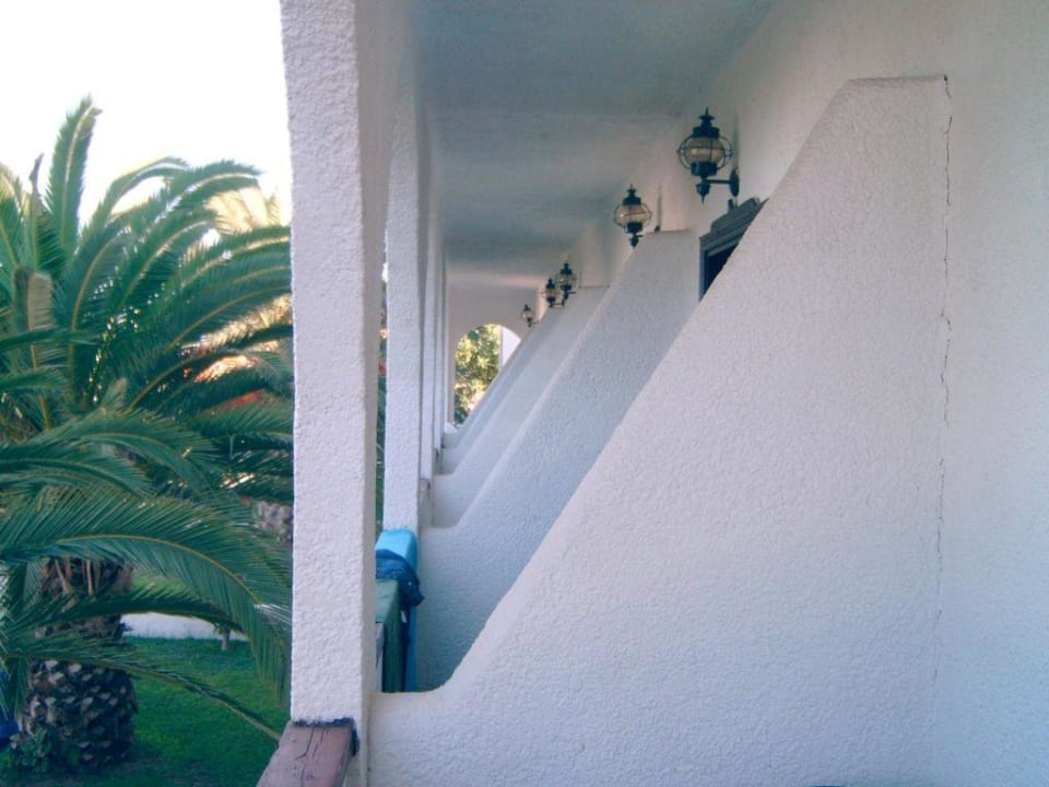 Blick durch die Balkonreihe auf der Westseite Hotel Hermes