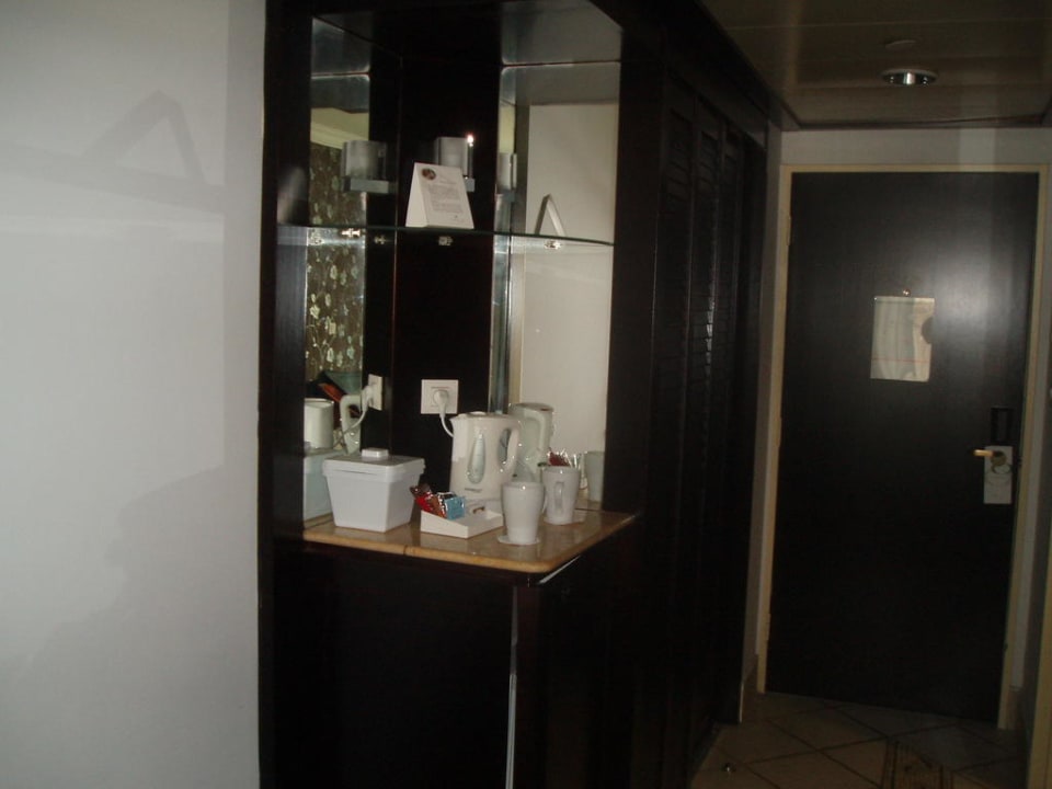 Getränkebar im Zimmer Hotel Daniel Dead Sea