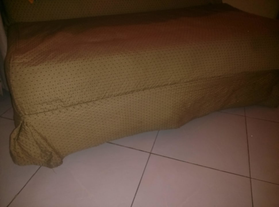 Mit Flecken bedecktes Sofa Ghazala Gardens