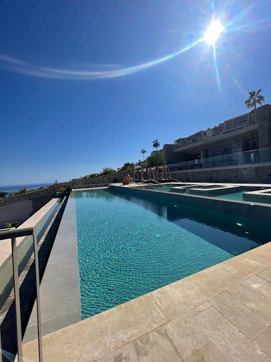 Pool The Royal Senses Resort, Curio Collection by Hilton