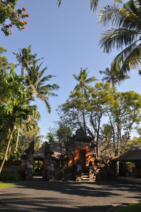 Eingang zum Hotel Puri Santrian