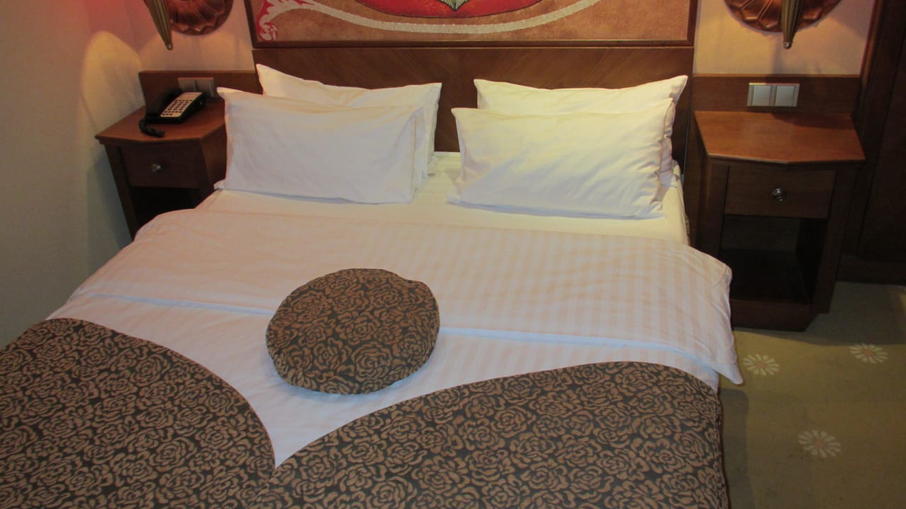 Das Big-Size-Bett ;)  Lindner Hotel Prague Castle, part of JdV by Hyatt