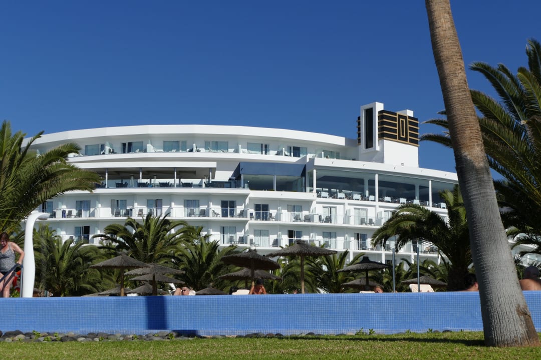 Blick von der Strandpromenade auf das Hotel Hotel Riu Palace Tenerife