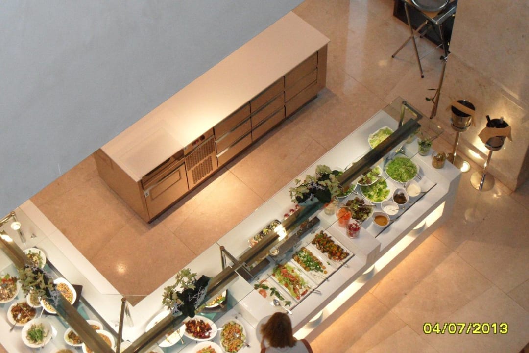 Blck von oben aufs Buffet The St. Regis Saadiyat Island Resort, Abu Dhabi