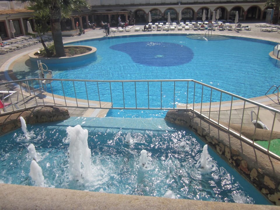 Pool bei der Pizzeria blau punta reina