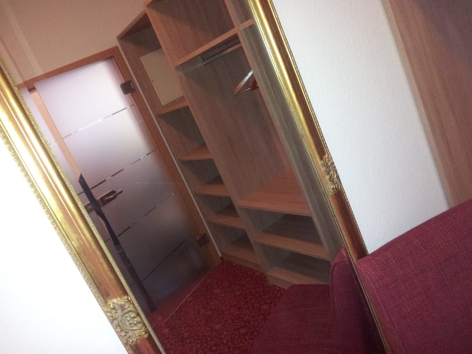 Schrankwand im Spiegel gesehen Hotel Petersen