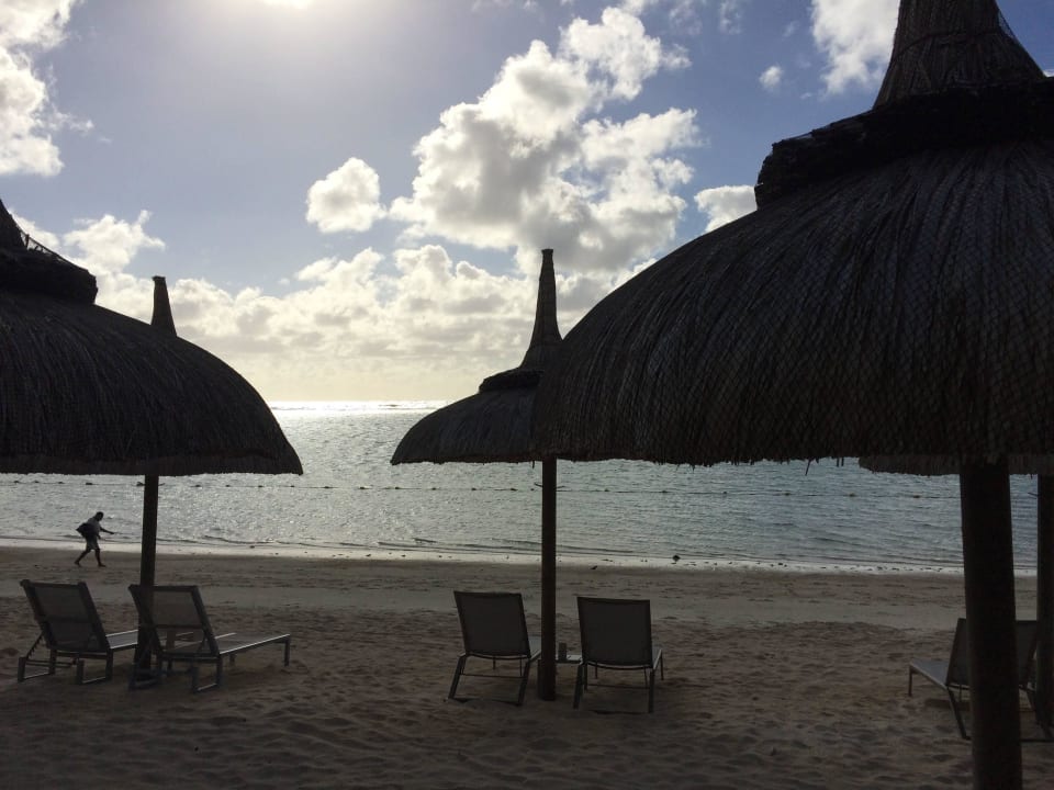 Sauberer Strand Crystals Beach Resort Belle Mare, a member of Radisson Individuals