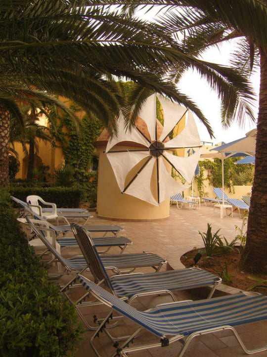 Liegen am Pool Vantaris Luxury Beach Resort