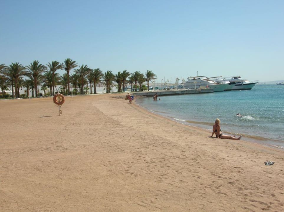 Strand links The Grand Hotel Hurghada