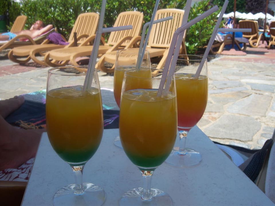 Happy Hour an der Poolbar Helena Sands