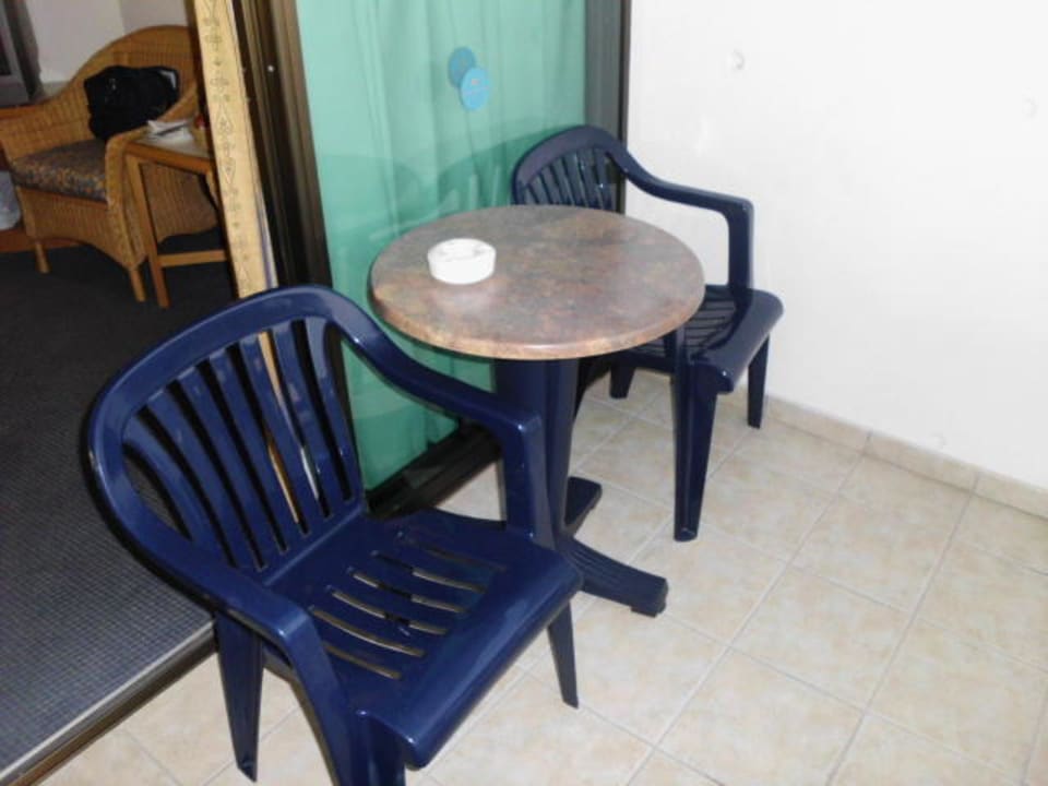 Plastikmöbel auf dem Balkon Constantinou Bros Athena Royal Beach Hotel