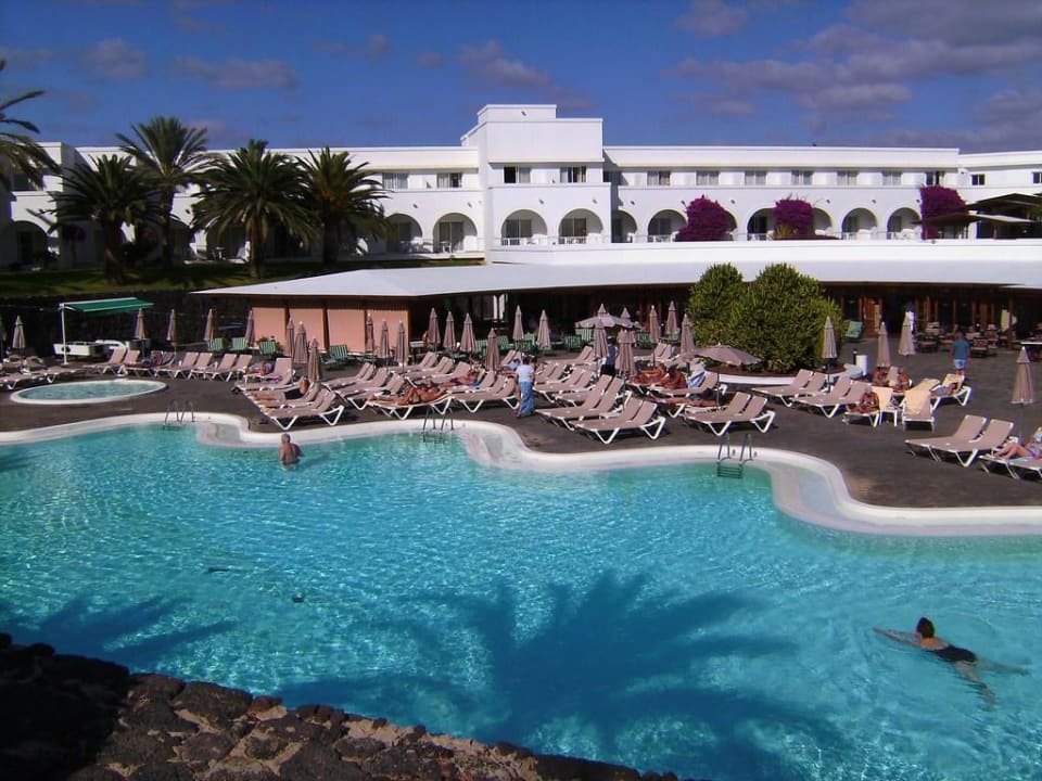 Blick über den Pool zur Hotelrückseite Relaxia Olivina