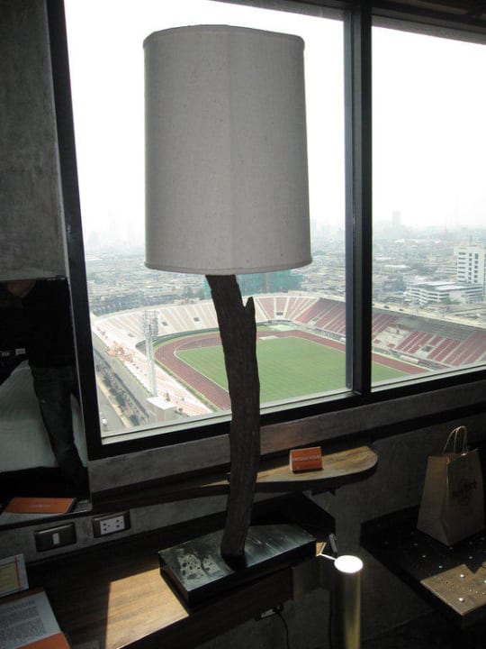 Designer Lampe mit Blick auf Fussballstadium Siam@Siam Design Hotel Bangkok