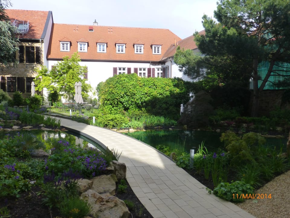 Blick in den Garten Kaisergarten Hotel Deidesheim