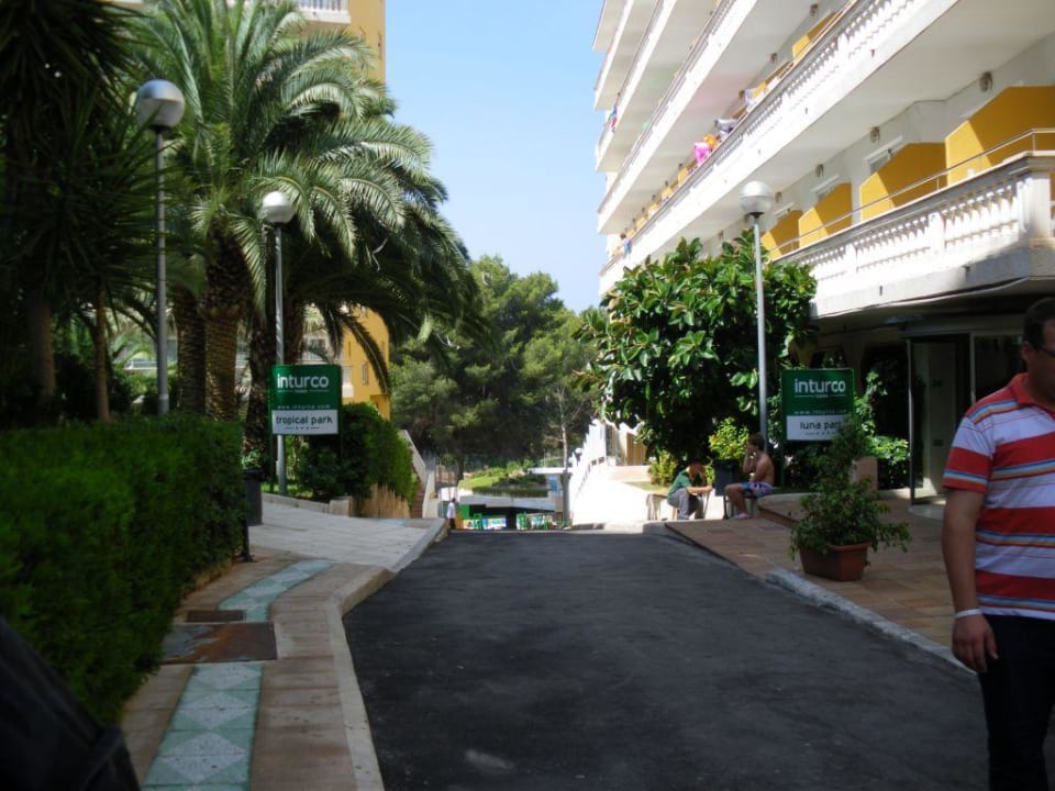 Entre l'entrée du Luna Park et du Tropical Park Seramar Hotel Luna & Luna Park