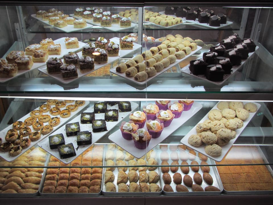 Die tägliche Kuchentheke. lecker!!! Limak Lara Deluxe Hotel & Resort