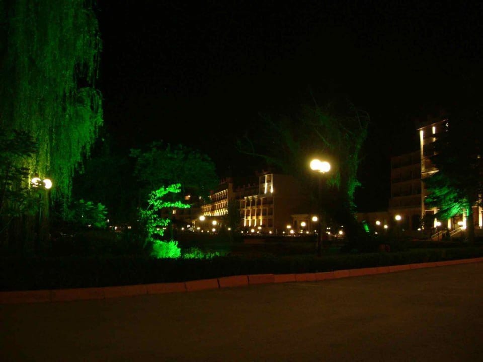 Hotelanlage bei Nacht HVD Riviera Beach