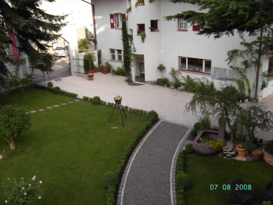 Einfahrt Boutique Hotel Zum Rosenbaum