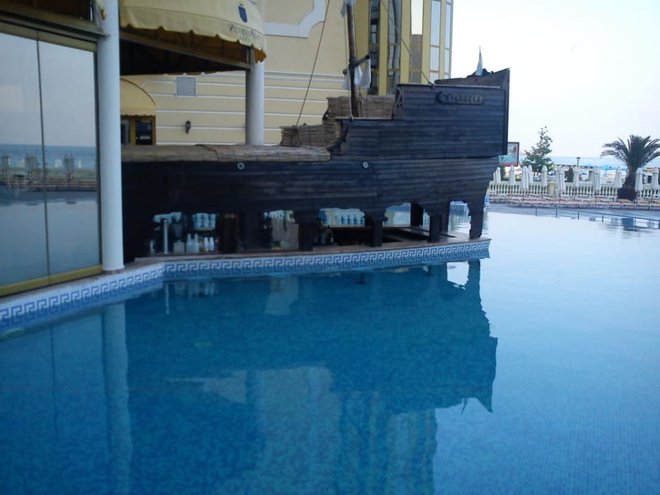 Die Poolbar als Schiff Imperial Palace Hotel