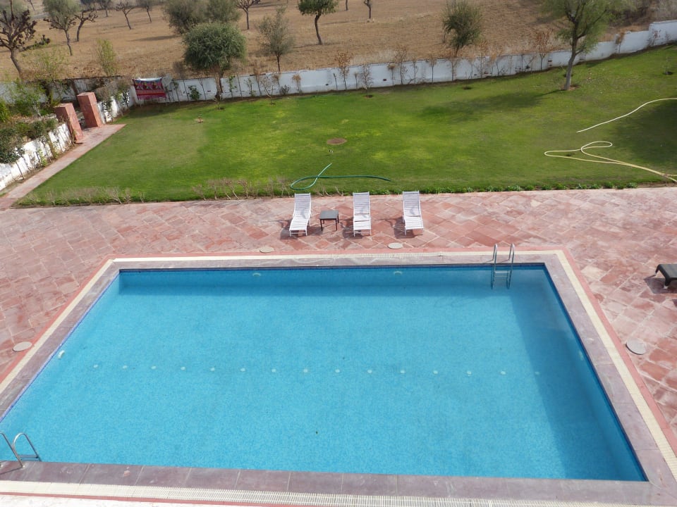 Kleiner Pool mit wenigen Liegen Hotel Udai Vilas Palace Mandawa
