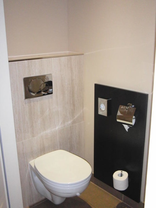 Toilette im Extra-Raum Lindner Hotel Vienna Am Belvedere, part of JdV by Hyatt