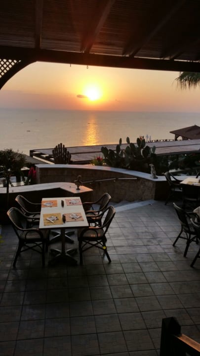 Sonnenaufgang im Restaurant  Hotel Kalithea Horizon Royal