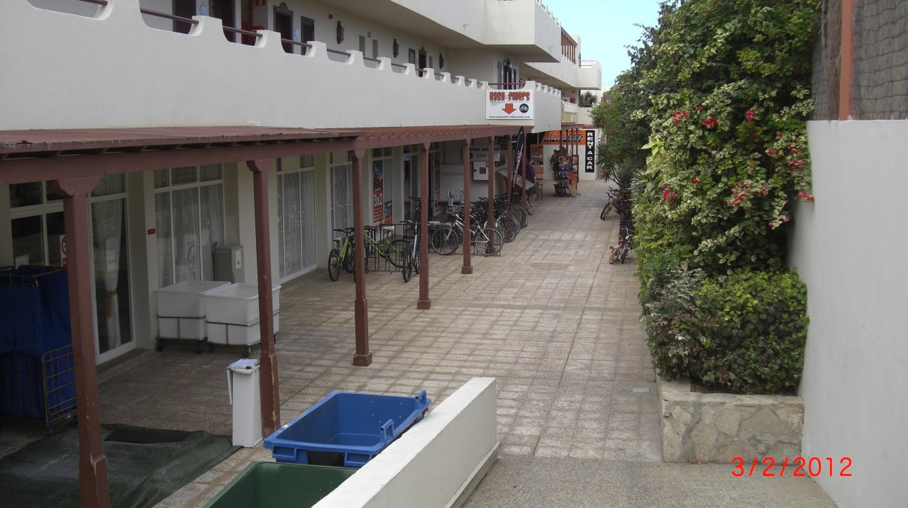 Gang direkt vor dem Hotel zum Kiosk Alua Suites Fuerteventura